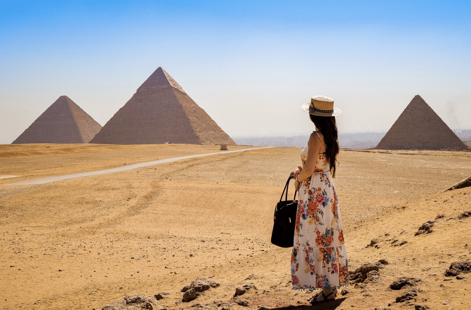 https://www.freepik.es/foto-gratis/mujer-joven-visitando-piramides-egipto_17245706.htm#fromView=search&page=1&position=3&uuid=ece2dfd5-539b-4e1f-a656-df460c17077e&query=Egipto